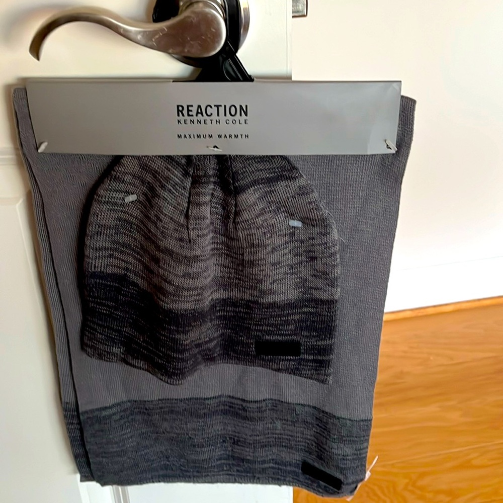 New Kenneth Cole Reaction Men’s scarf and hat set . Grey and black. NWT